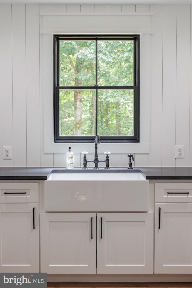 bathroom featuring sink