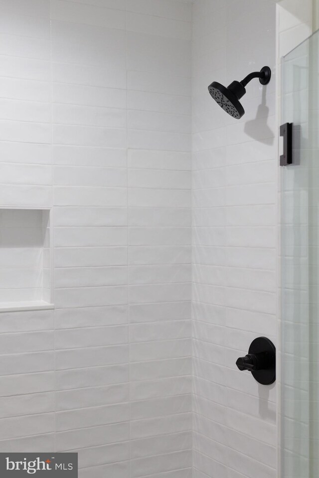 interior details with a tile shower