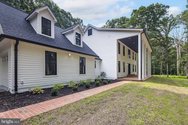 view of front of house with a front lawn