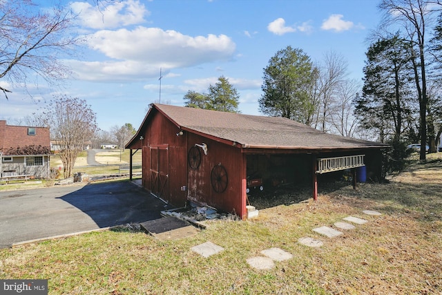 view of side of home featuring an outdoor structure