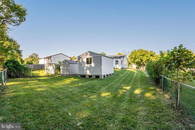 view of yard with a shed