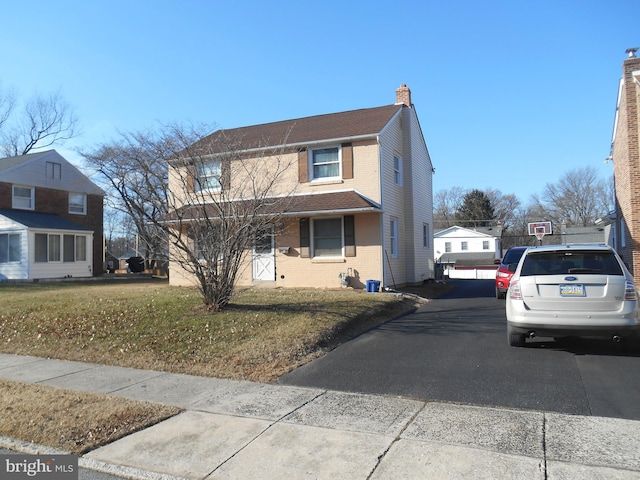 view of front of home featuring a front lawn