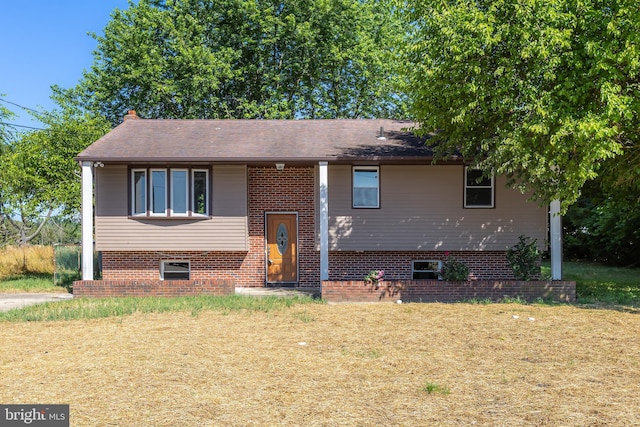 split foyer home featuring a front yard