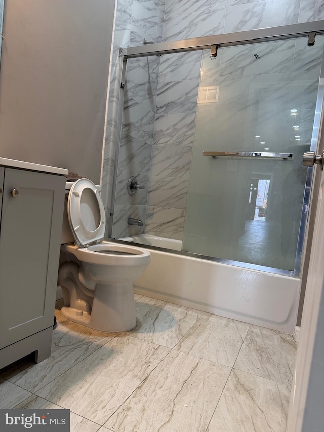 bathroom with combined bath / shower with glass door and toilet