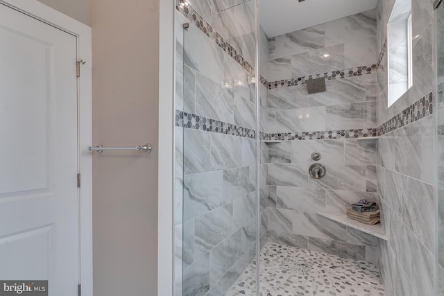 bathroom featuring a tile shower