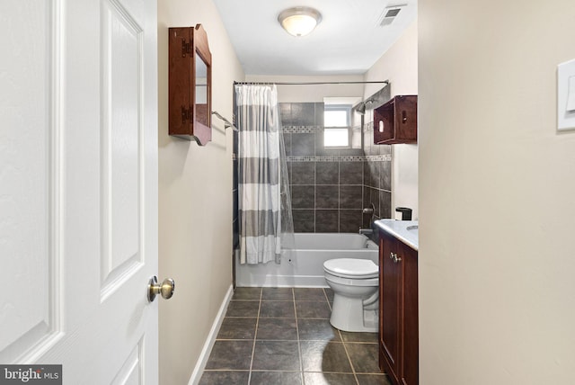 full bath featuring baseboards, visible vents, toilet, shower / tub combo with curtain, and vanity