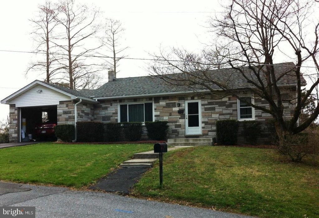 view of front of home featuring a garage and a front yard