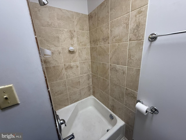 bathroom with tiled shower / bath combo