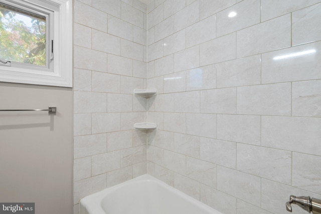 bathroom featuring tiled shower / bath combo