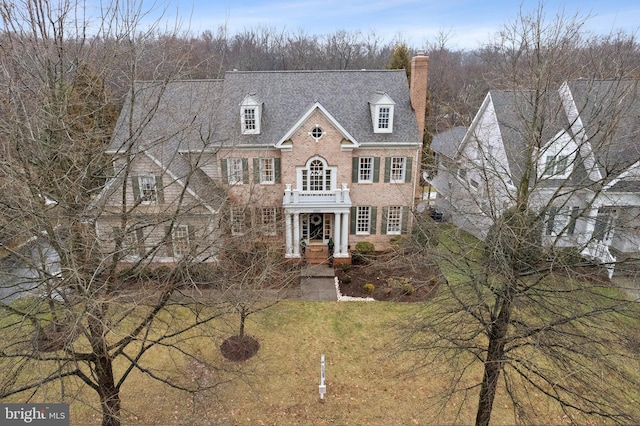 view of front of property featuring a front yard