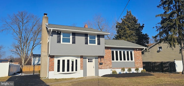 view of front of property featuring a front lawn