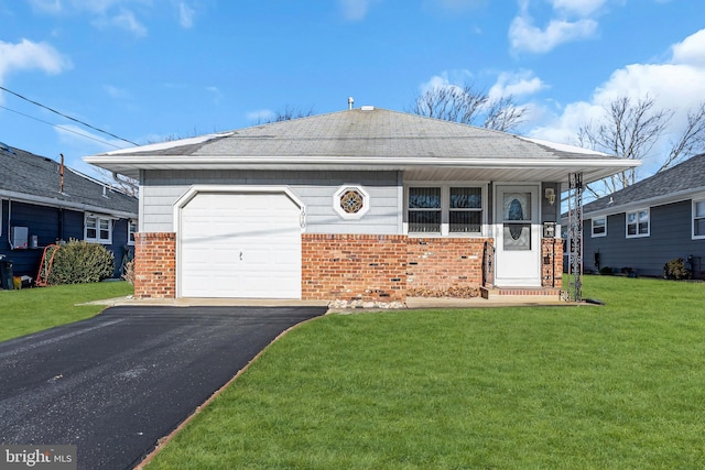 view of front of home featuring a front yard and a garage