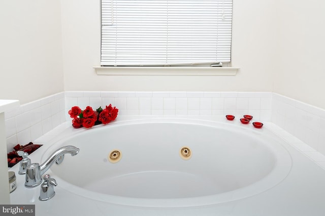 bathroom featuring tiled tub