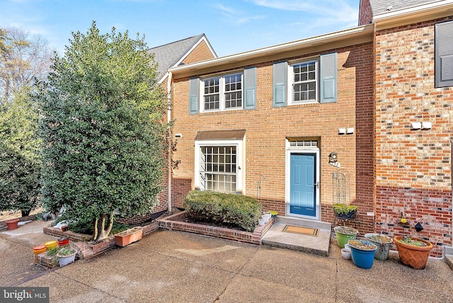 view of front of property featuring a patio