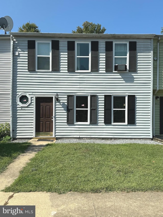 view of front of home featuring a front lawn