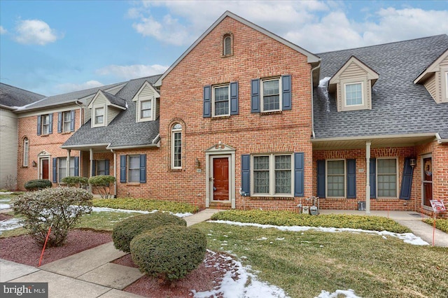 view of front of house featuring a front lawn