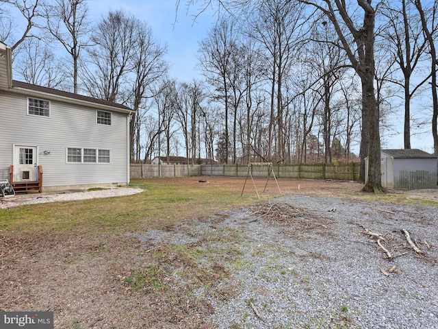 view of yard featuring a shed