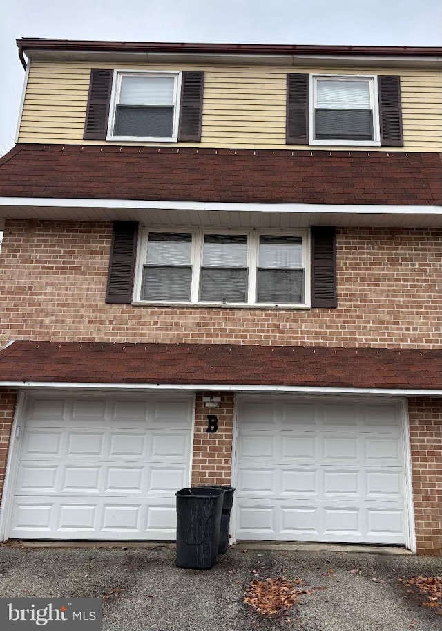 view of front facade with a garage