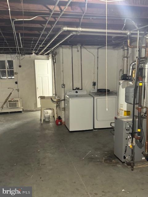 basement featuring water heater and washer and dryer