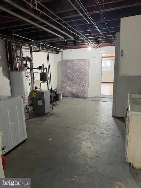 basement with washer / clothes dryer and water heater