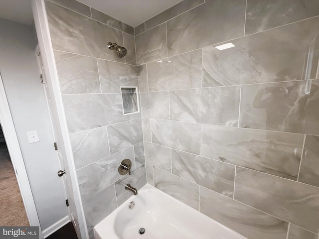 bathroom with tiled shower / bath combo