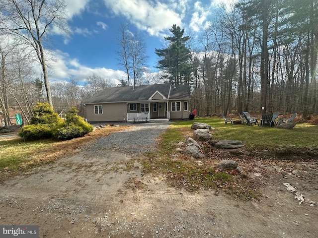 view of front of property featuring a front lawn