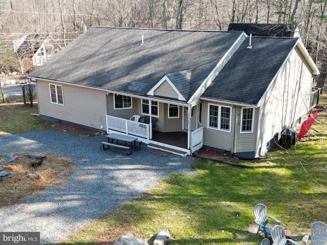 view of front of property featuring a porch and a front lawn