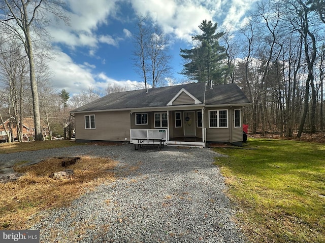 view of front facade featuring a front lawn and a porch