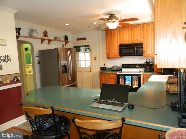 kitchen with sink, stainless steel fridge with ice dispenser, electric range oven, ornamental molding, and ceiling fan