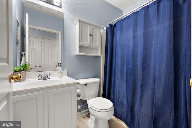 bathroom featuring a shower with shower curtain, vanity, and toilet