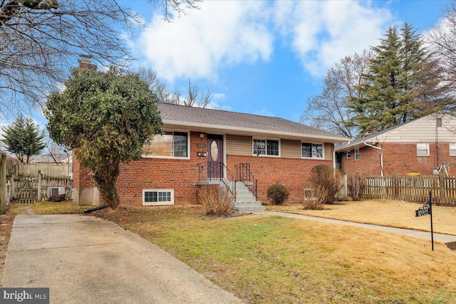 view of front of property featuring a front yard