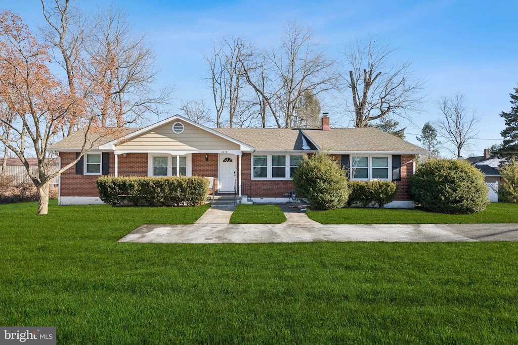 single story home featuring a front yard