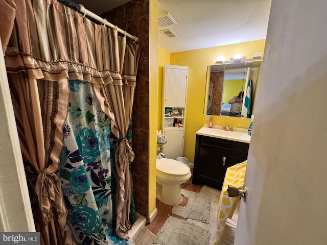 bathroom with a shower with curtain, vanity, and toilet