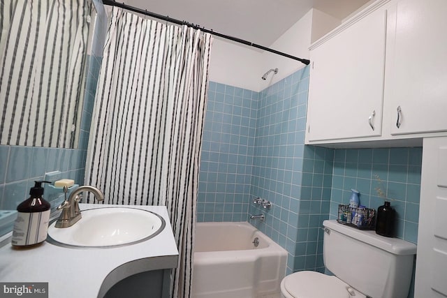 full bathroom with shower / bathtub combination with curtain, vanity, decorative backsplash, and toilet