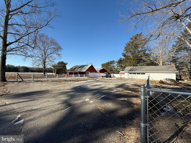 view of yard featuring a rural view