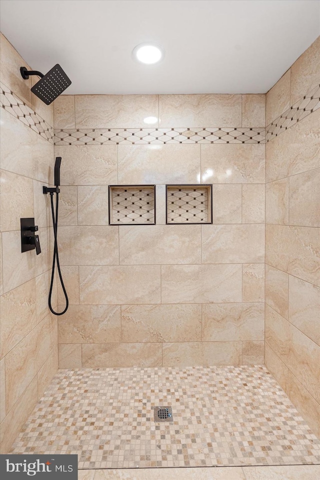 bathroom featuring tiled shower