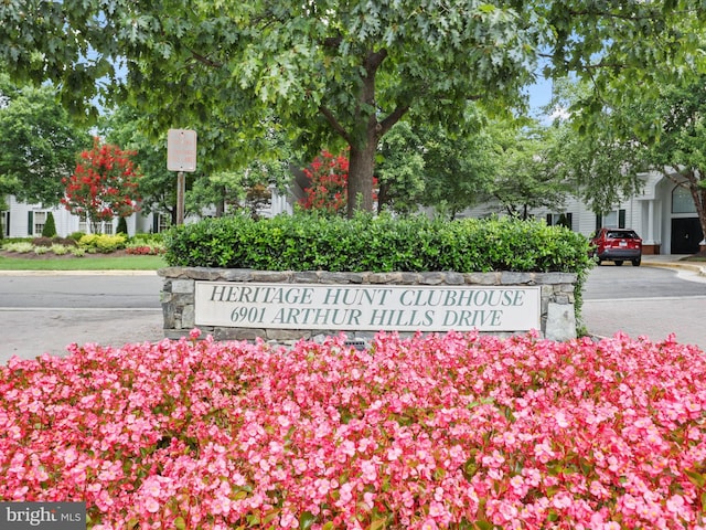 view of community / neighborhood sign