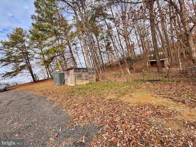 view of yard featuring an outbuilding