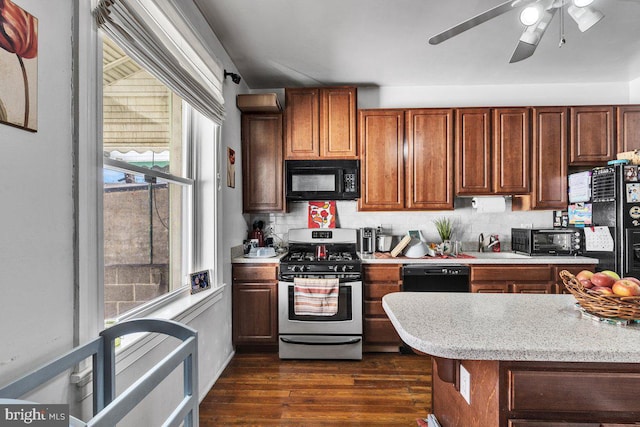 kitchen with tasteful backsplash, a ceiling fan, dark wood-type flooring, black appliances, and a sink