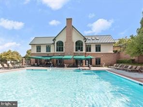 view of swimming pool