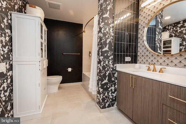 full bathroom featuring shower / tub combo with curtain, vanity, and toilet