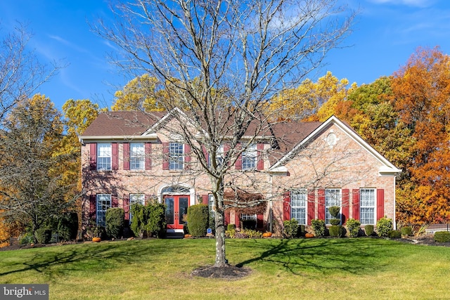 colonial home featuring a front lawn