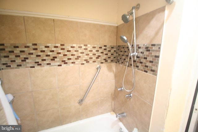 bathroom featuring tiled shower / bath combo