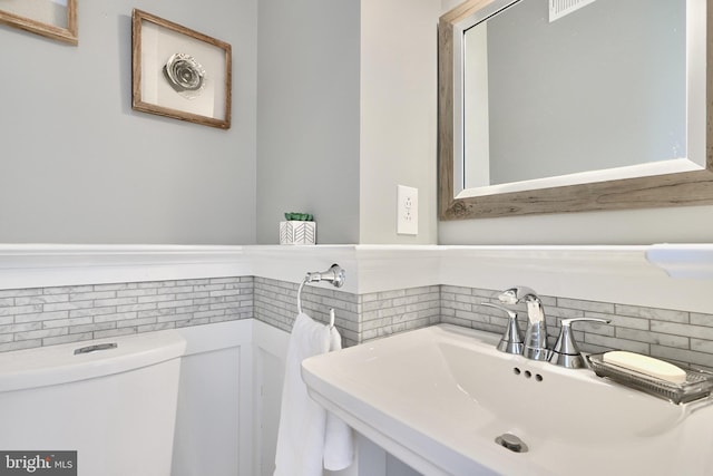 bathroom featuring toilet and sink