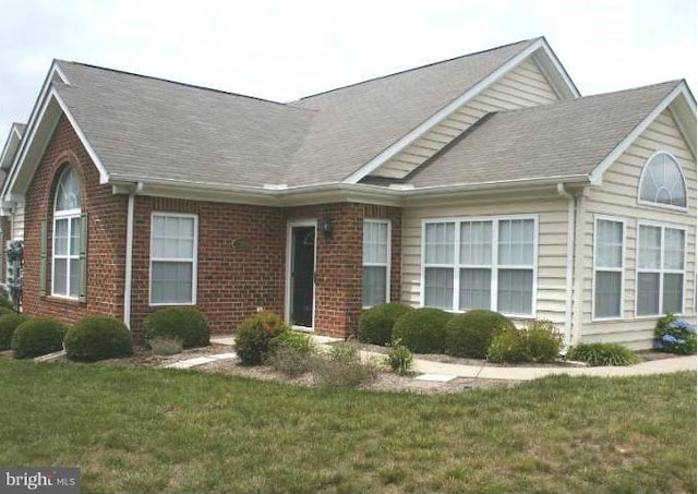 view of front of house with a front lawn