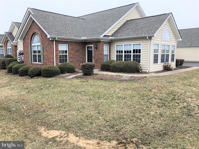 view of front of property featuring a front lawn