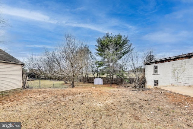 view of yard featuring a shed