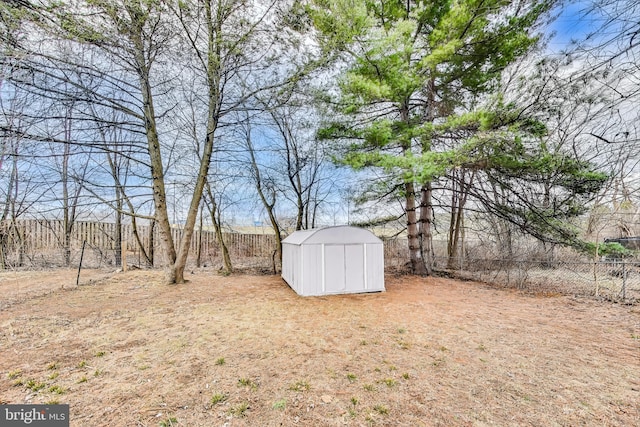 view of yard with a storage unit