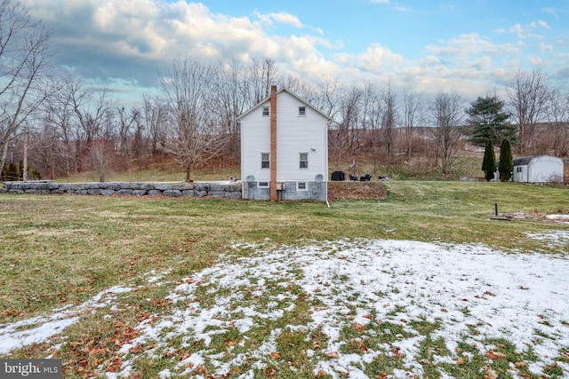 view of yard featuring a shed