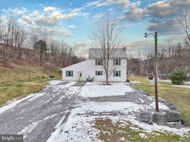 view of front of home featuring a front lawn